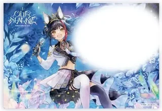 マイクを持つイラストと「OUR SPARKLE」「Ookami Mio 1st Live.」のロゴが入った横長のポストカード。右上に白い楕円がある。