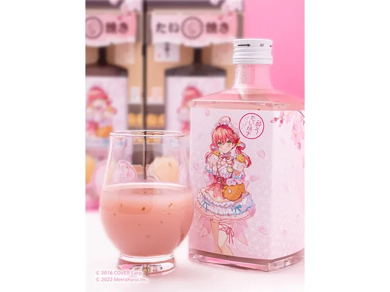 グラスに注いだ「酔うたい焼き さくらみこすぺしゃる」とボトル。後ろに化粧箱が並んでいます