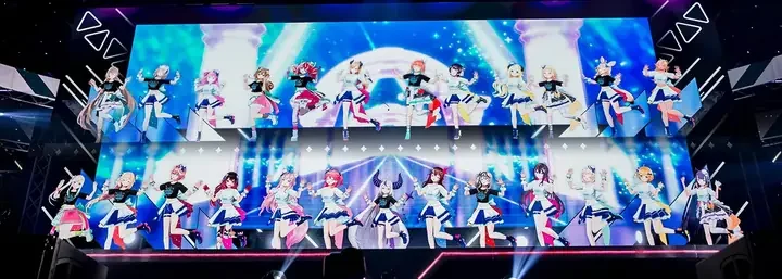 2段の大型スクリーンに揃いのアイドル衣装の3Dキャラクター