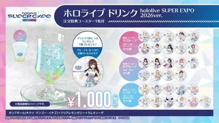 「ホロライブ ドリンク hololive SUPER EXPO 2026ver.」の告知画像。右に特典コースターのAグループ（全10種）、Bグループ（全9種）、Cグループ（全11種）