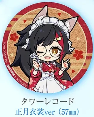 赤と金の和柄の地に、着物とエプロン姿で眼鏡をかけたミニキャラが描かれた丸い缶バッジと「タワーレコード 正月衣装ver（57mm）」の文字。