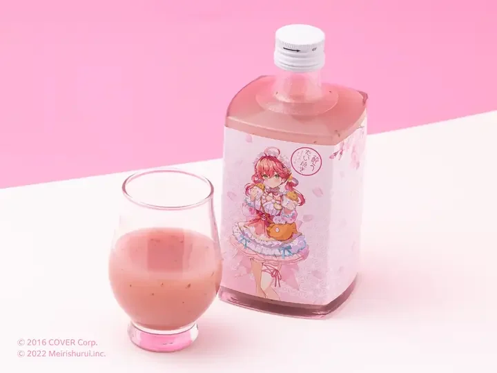 「酔うたい焼き さくらみこすぺしゃる」のボトルと、グラスに注いだお酒
