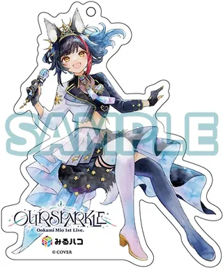 「OUR SPARKLE Ookami Mio 1st Live.」のロゴとみるハコのロゴが入った、マイクを持つ立ち姿のイラストのアクリルキーホルダー（SAMPLEの文字入り）。