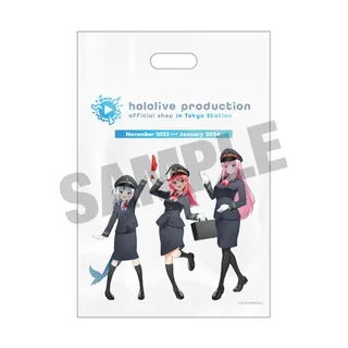 オリジナルショッパーの見本画像。白い袋に「hololive production official shop in Tokyo Station」のロゴと「November 2023 >>> January 2024」の帯、駅員の制服と帽子のキャラクターのイラストが入り、「SAMPLE」の文字が重なっています。
