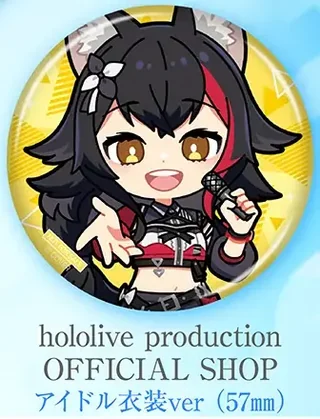 黄色の地に、マイクを持つアイドル衣装のミニキャラが描かれた丸い缶バッジと「hololive production OFFICIAL SHOP アイドル衣装ver（57mm）」の文字。